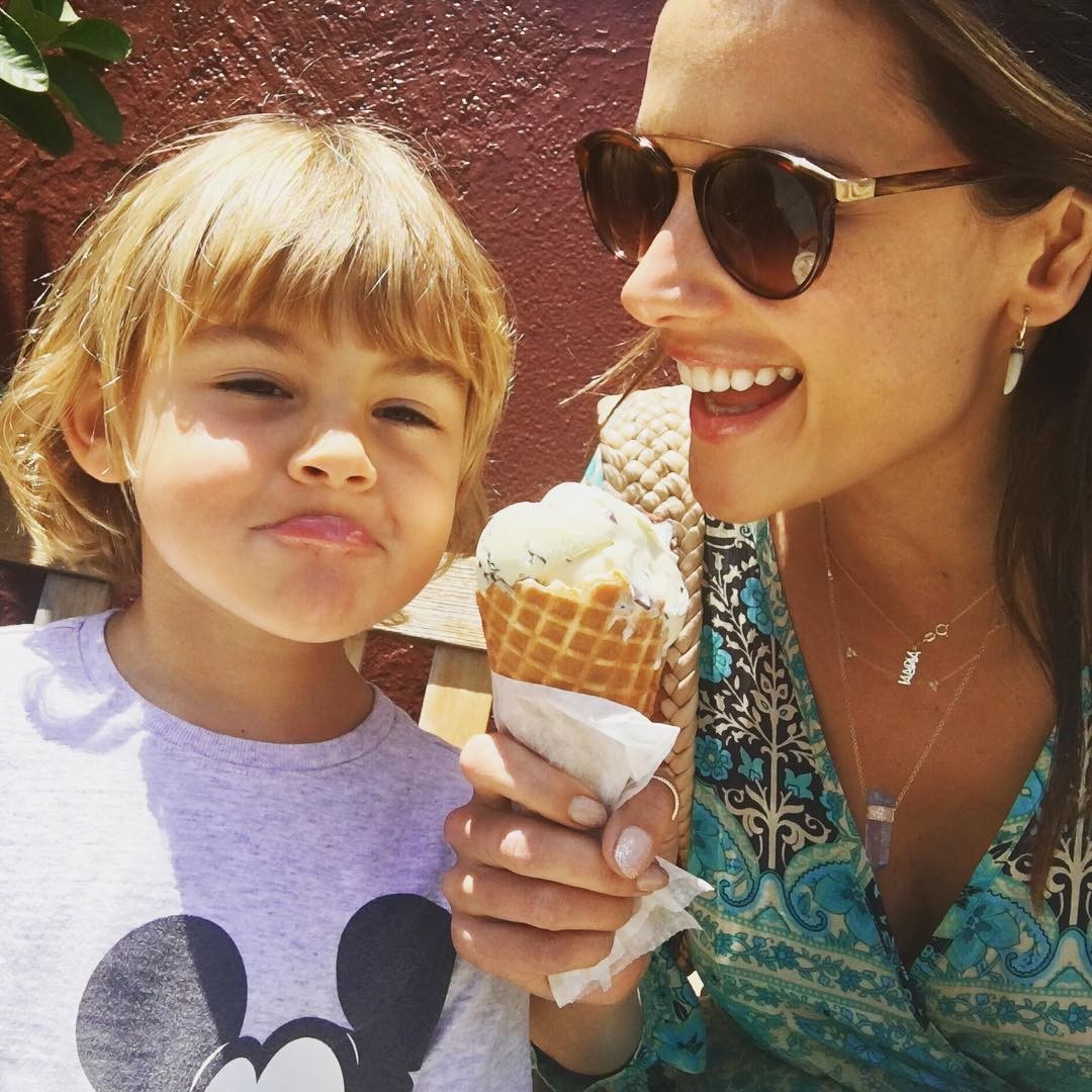 Dia de mãe: Alessandra Ambrosio com o filho Noah (Foto: Reprodução/Instagram)