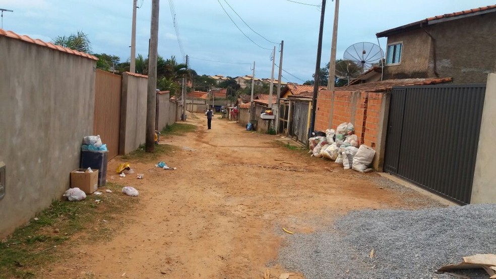 Moradores afirmam que lixo não é coletado há duas semanas em bairro de Araçoiaba da Serra (Foto: Vanessa Cristina Alves/Arquivo pessoal)