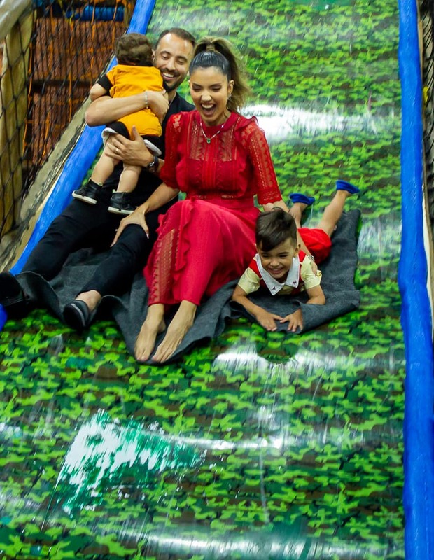 Éverton Ribeiro se diverte em tobogã com a mulher, Marilia Nery, com os filhos, Antônio, de 1 ano, e Augusto, de 3 (Foto: Gisele Muller)