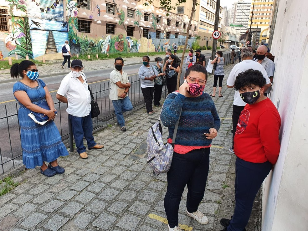 Fila agência INSS em Curitiba  — Foto: Maurício Freire/RPC 