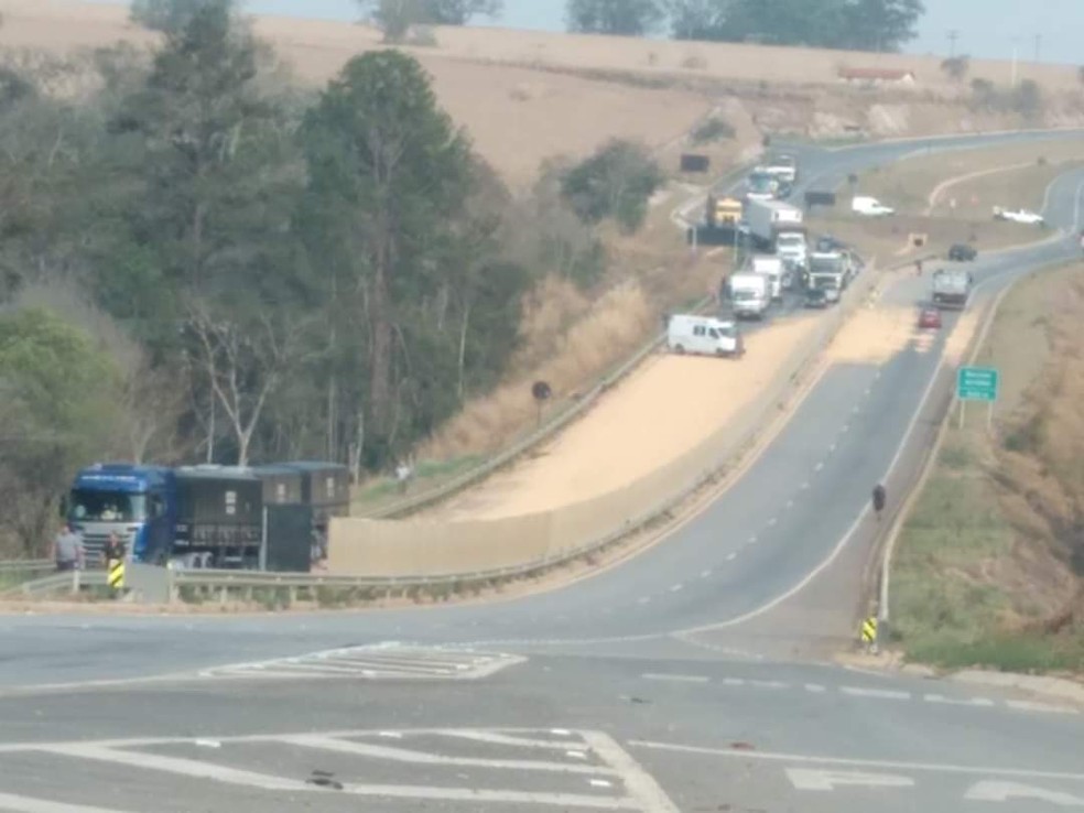 Carreta tomba e interdita trecho de rodovia em Angatuba — Foto: João Vitor Orsi/Arquivo pessoal