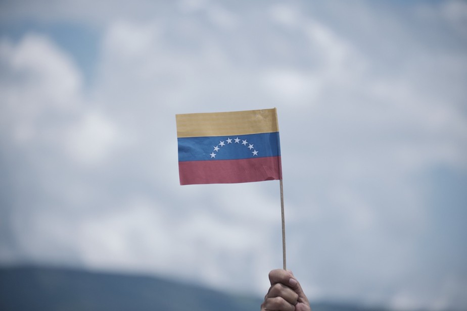 Bandeira venezuelana durante evento de reabertura da fronteira com a Colômbia