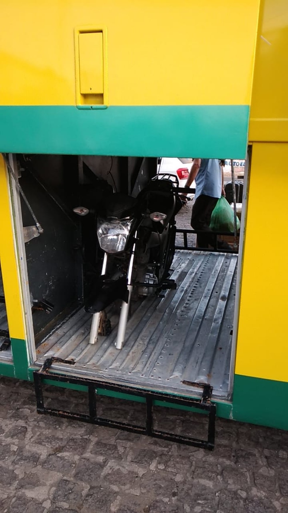 Ônibus flagrado pela fiscalização da ANTT em Alagoas levava um motocicleta no bagageiro — Foto: ANTT