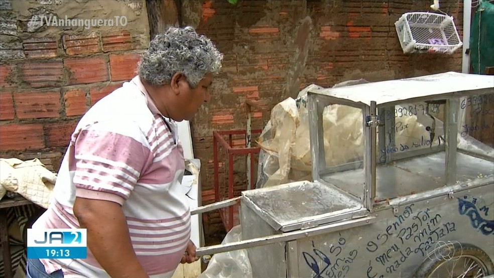 Vendedor ambulante João da Silva tem o número do pix no carrinho de trabalho — Foto: TV Anhanguera/Reprodução
