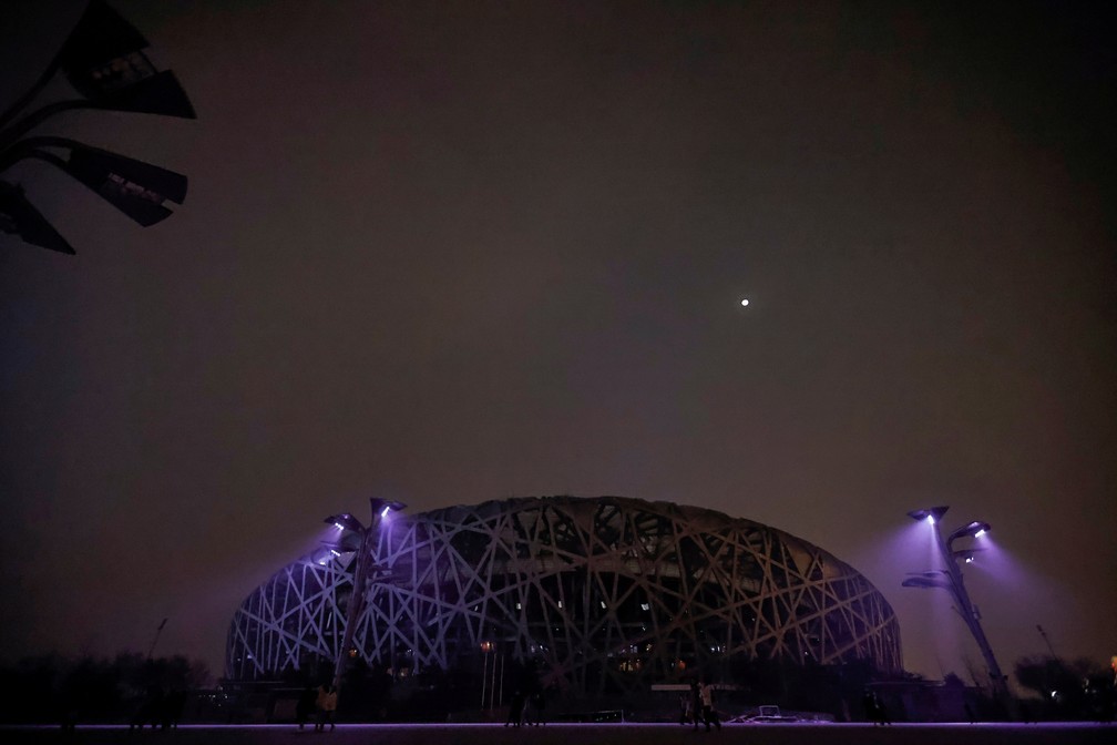 Luzes do Estádio Nacional de Pequim (China), o Ninho do Pássaro, apagadas para a Hora do Planeta 2021 neste sábado (27) — Foto: Thomas Peter/Reuters