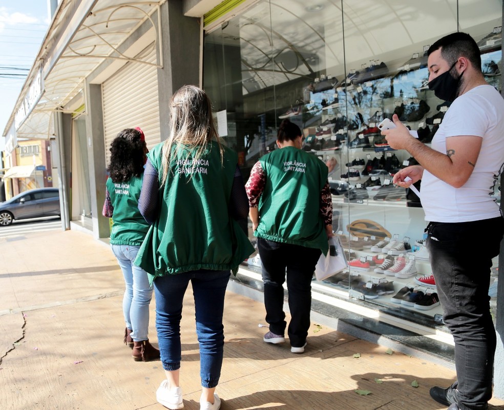 Agentes fiscalizam com&eacute;rcio em Nova Odessa para verificar cumprimento de decreto de quarentena &mdash; Foto: Divulga&ccedil;&atilde;o/ Prefeitura de Nova Odessa