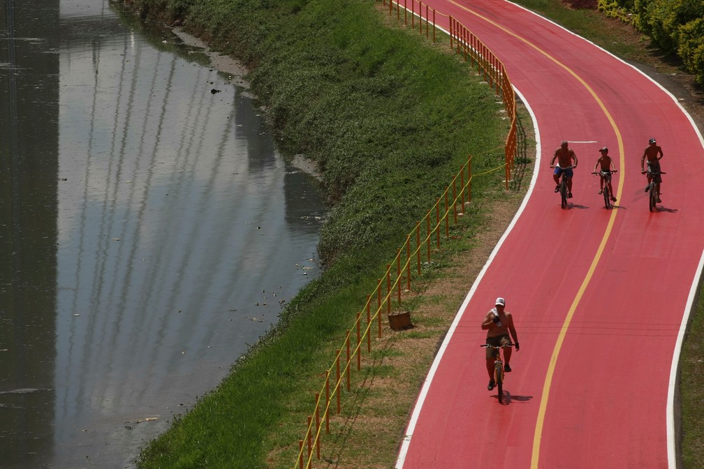 Foto de arquivo mostra paulistanos pedalando na ciclovia da Marginal do Rio Pinheiros, Zona Sul da capital paulista &mdash; Foto: Val&eacute;ria Gon&ccedil;alvez/Estad&atilde;o Conte&uacute;do
