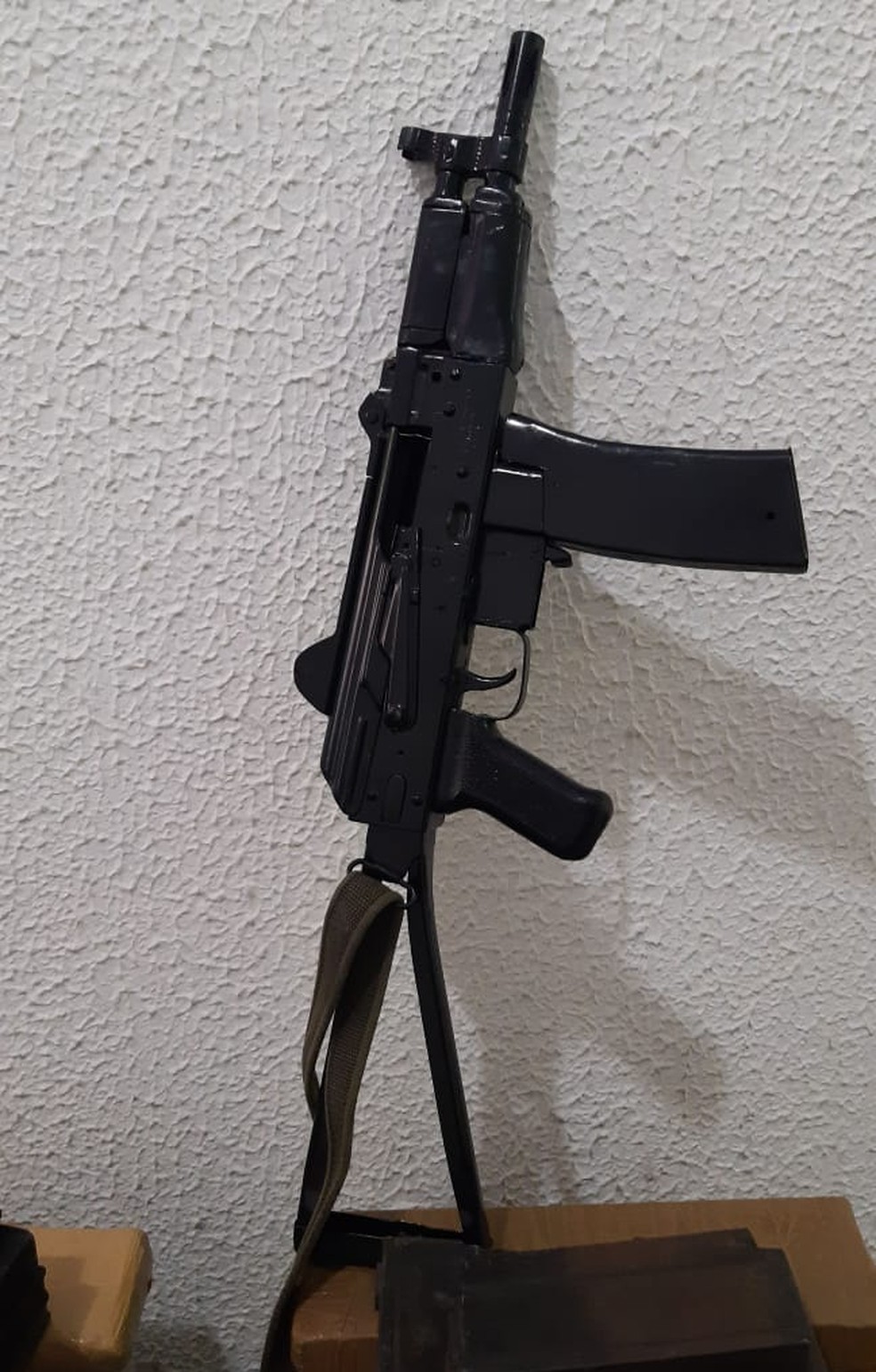 Duas metralhadoras foram apreendidas em operação na Maré, na Zona Norte, nesta quarta-feira (31) — Foto: Divulgação/Polícia Militar 