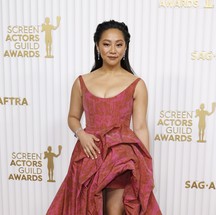 Stephanie Hsu, de Carolina Herrera, no SAG Awards — Foto:  Frazer Harrison/Getty Images