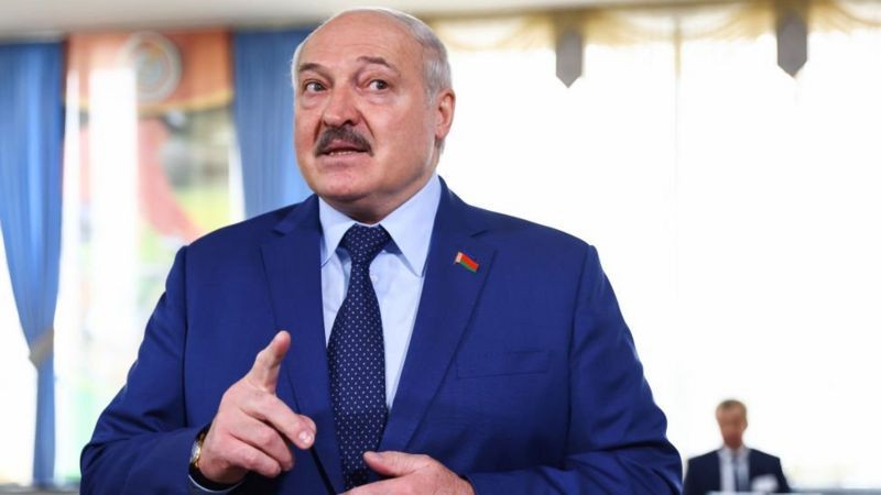 Aleksander Lukashenko, presidente de Belarus, ofereceu seu país como base para tropas russas invadirem a Ucrânia (Foto: Getty Images via BBC News)