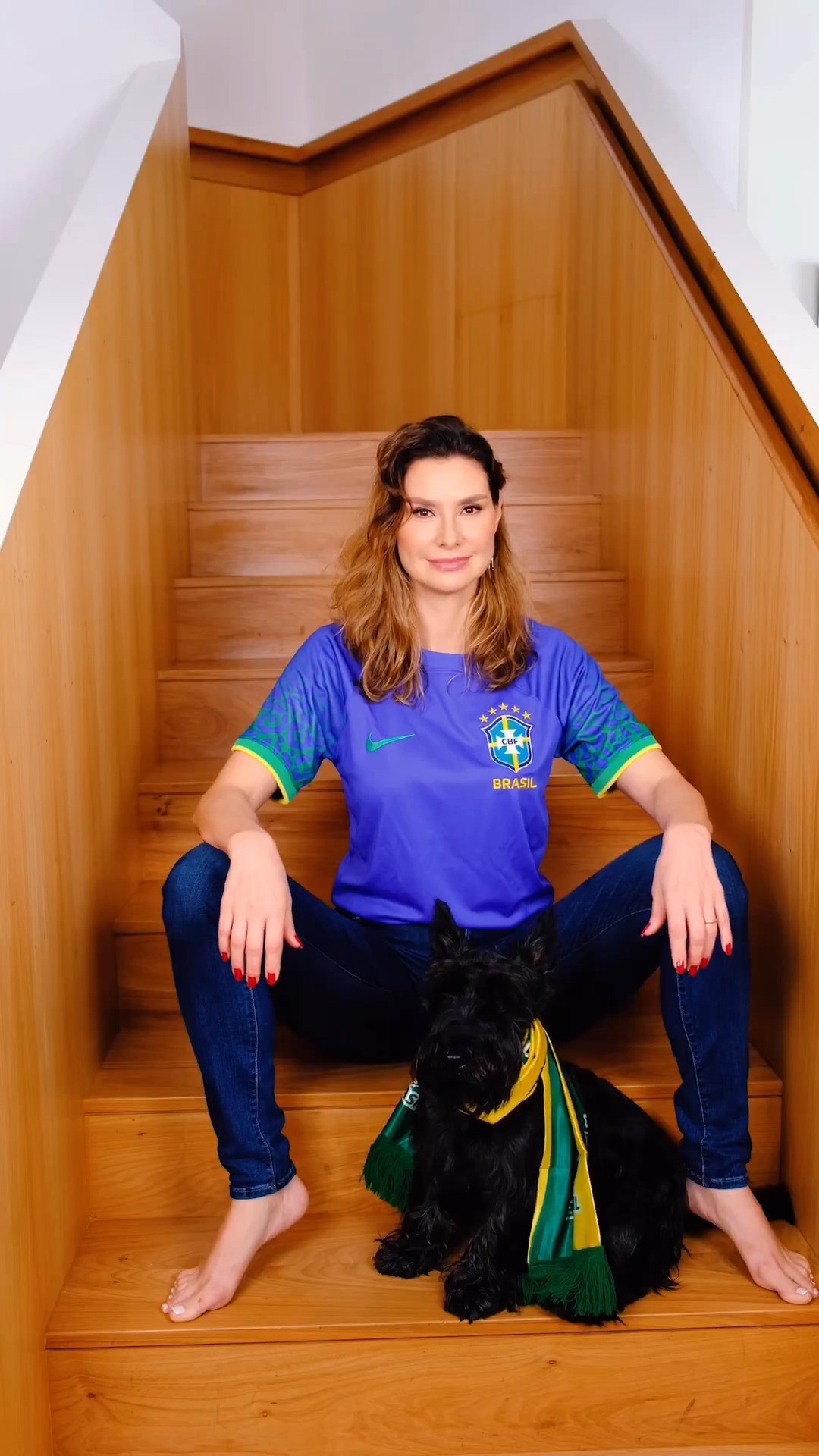 Lavinia Vlasak e seu pet prontos para torcer pelo Brasil — Foto: Reprodução/Instagram