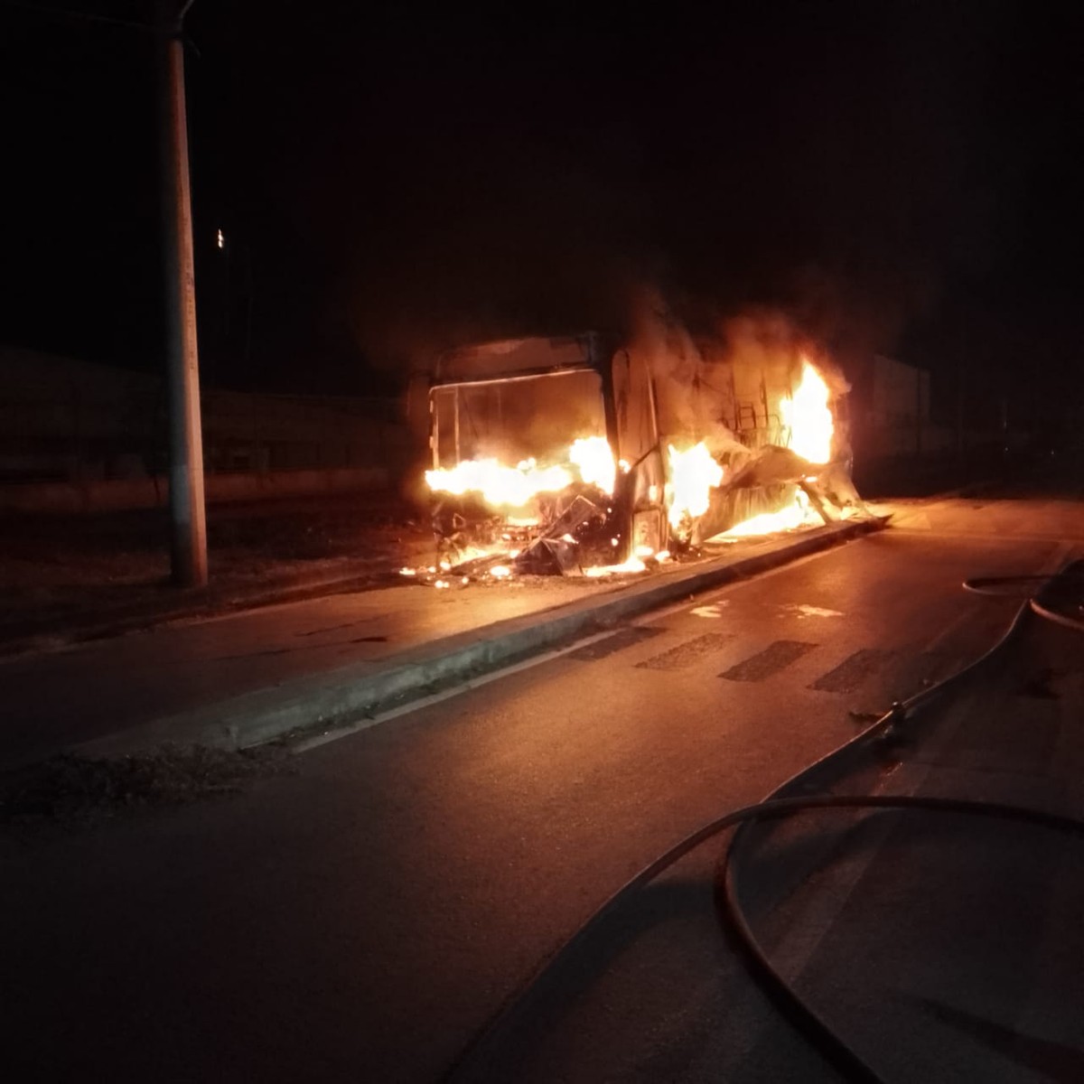 Criminosos colocam fogo em ônibus do transporte coletivo, em Montes Claros