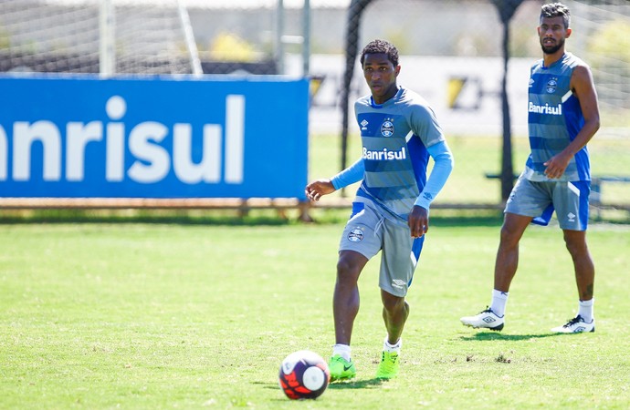 Renato fecha 1ª parte de treino, mas indica Bolaños na vaga de Douglas