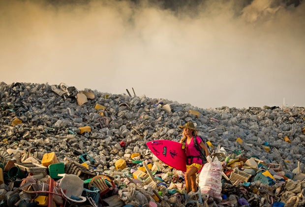 Alison em aterro sanitário que reúne o lixo acumulado no arquipélago turístico: 