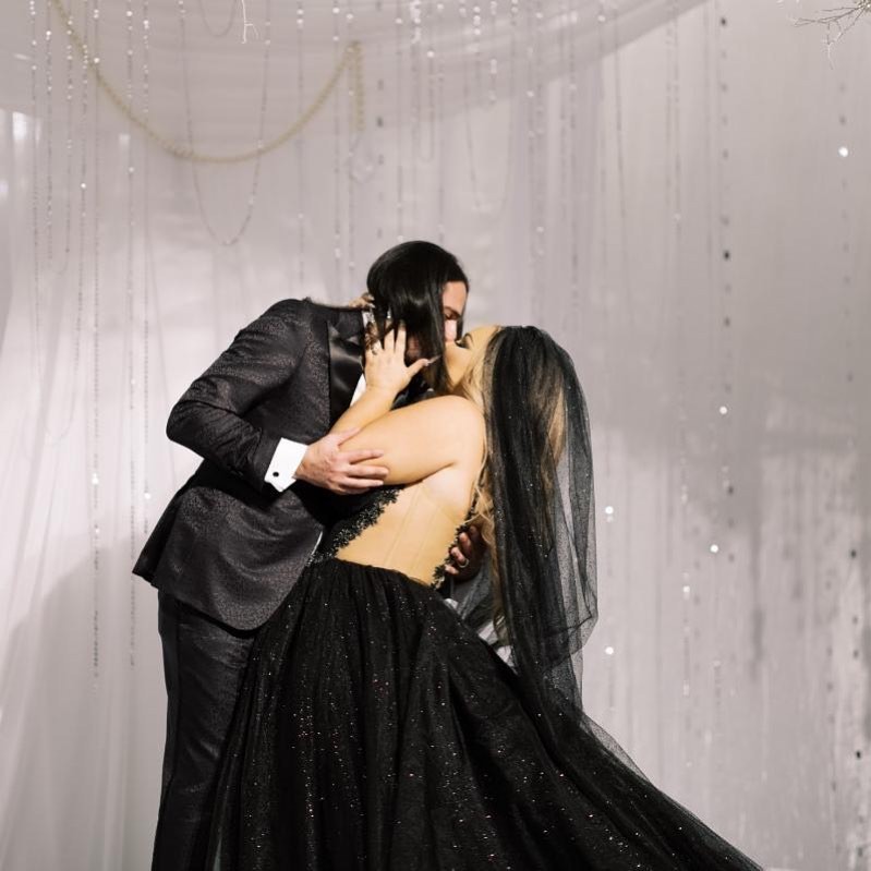 A influenciadora Trisha Paytas beija o noivo de preto (Foto: James x Schulze)