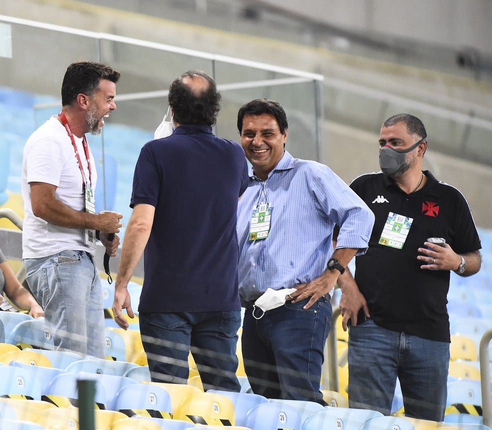Antes da bola rolar, Rodrigo Tostes, vice de finanças do Flamengo, cumprimenta e conversa com os vascaínos Osorio e Duque Estrada — Foto: André Durão