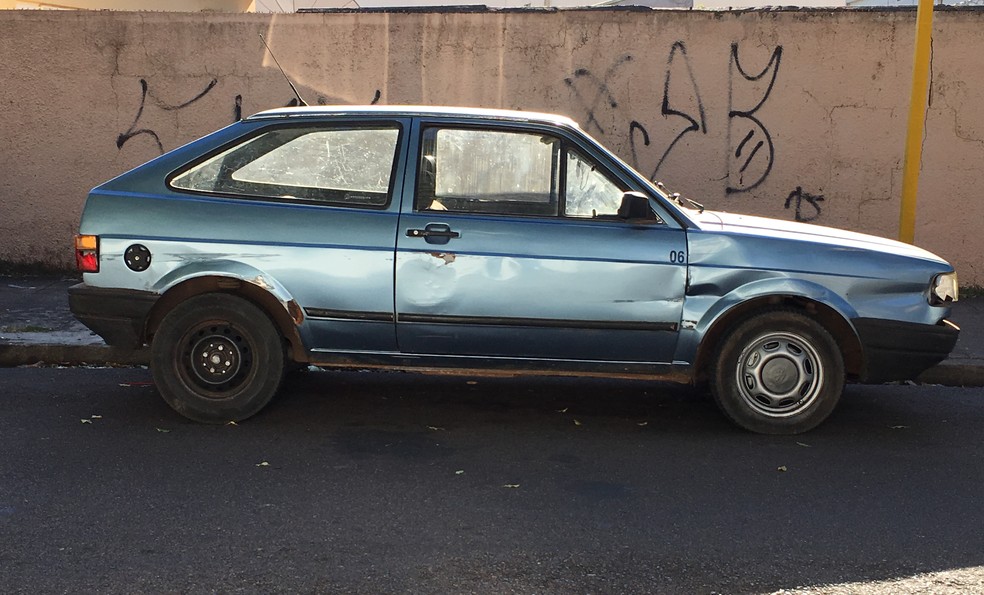 Três carros foram apreendidos e serão submetidos a análises (Foto: Stephanie Fonseca/G1)