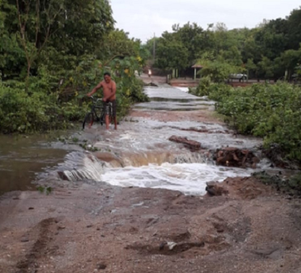 Ponte sob o Rio Acaraú, no Beira Rio Pantanal,  no município de Varjota — Foto: Ana Cristina Chaves