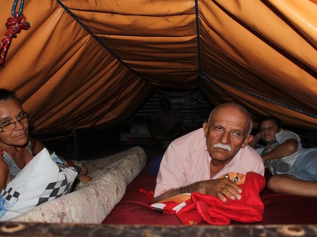 Família do agricultor Cícero Avelino, de 60 anos, está dormindo em um caminhão, devido ao medo dos tremores (Foto: Fernanda Zauli)