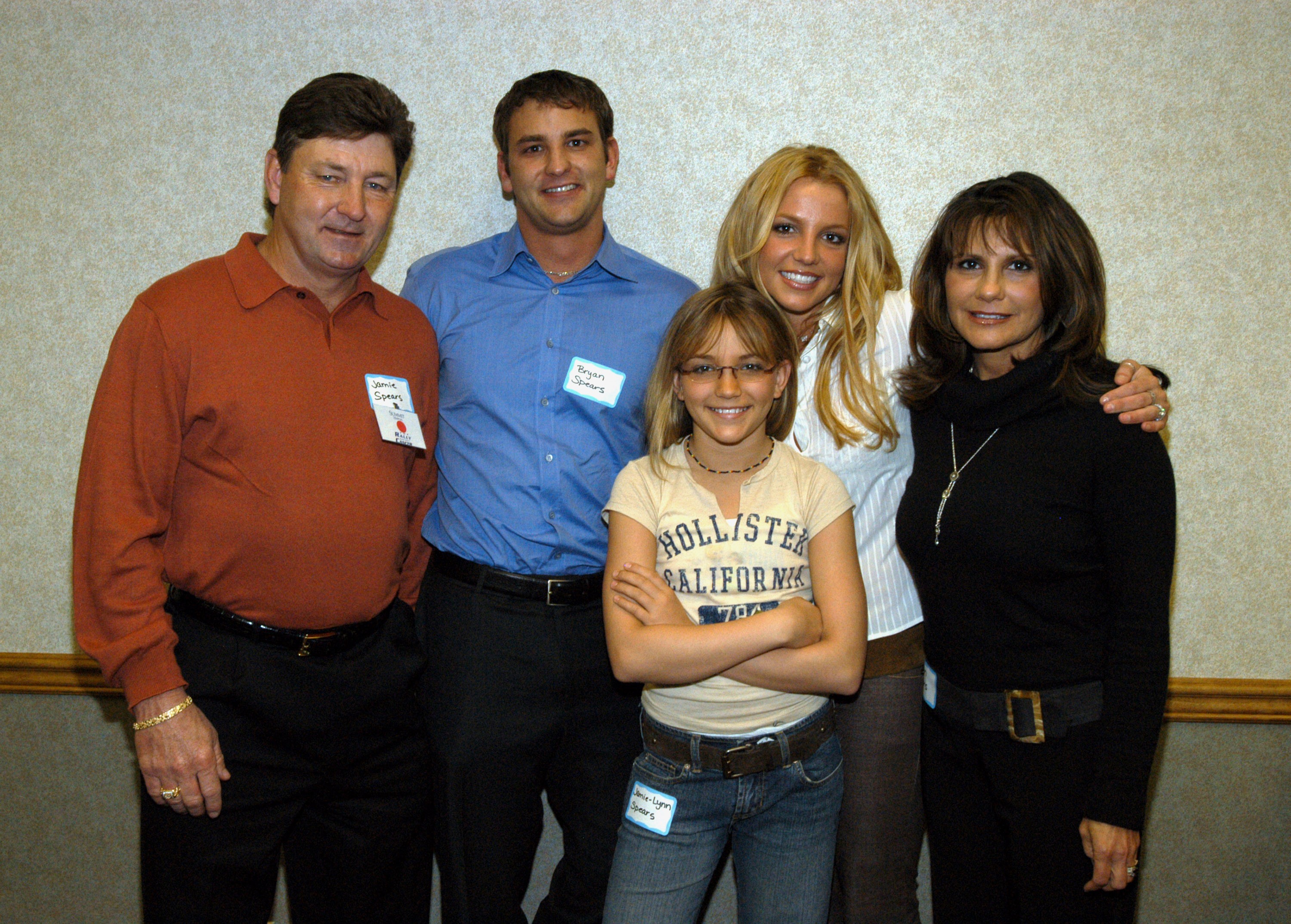 Britney Spears rodeada pelos familiares: O pai, Jamie, o irmão, Bryan, a irmã, Jamie Lynn, e a mãe, Lynne (Foto: Getty Images)