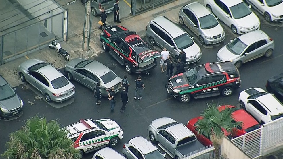 Policiais civis chegam a Brasília com apreensões da operação Torre de Babel — Foto: TV Globo/Reprodução