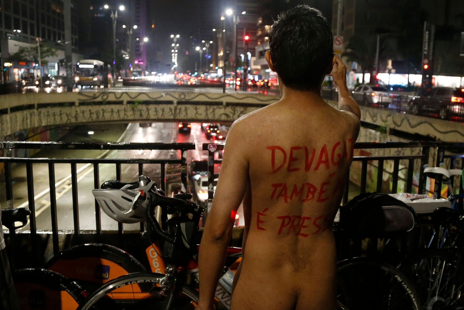 Ciclistas pintaram palavras de ordem e protesto no corpo — Foto: MIGUEL SCHINCARIOL/AFP
