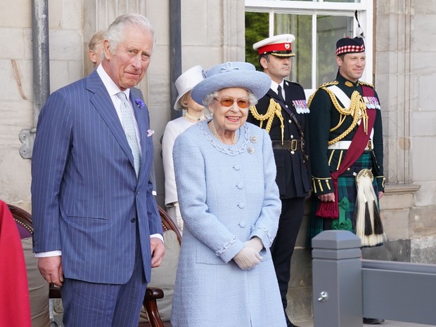 Em 30 de junho, Elizabeth II e príncipe Charles acompanharam o desfile da Royal Company of Archers em Edimburgo (Foto: Getty Images)