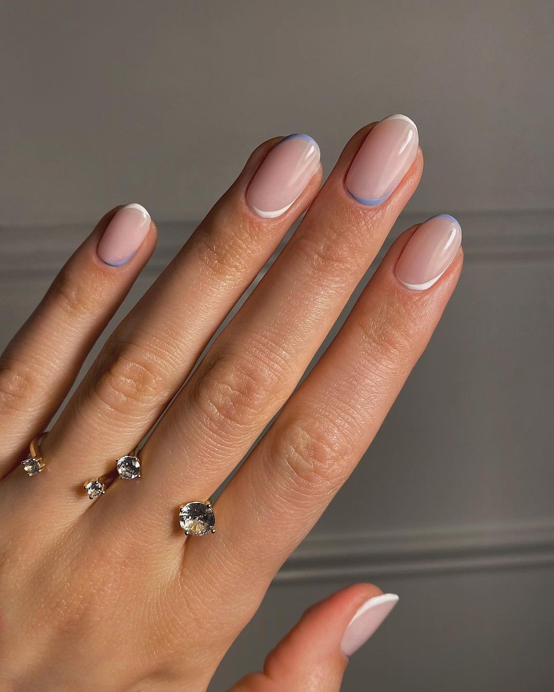 Francesinha minimalista é tendência de nail art (Foto: Reprodução/Instagram @emenstudio_)