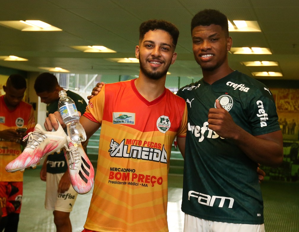 Garotos do Palmeiras doam chuteiras para meninos do Presidente Médici após goleada na Copa do Brasil Sub-20