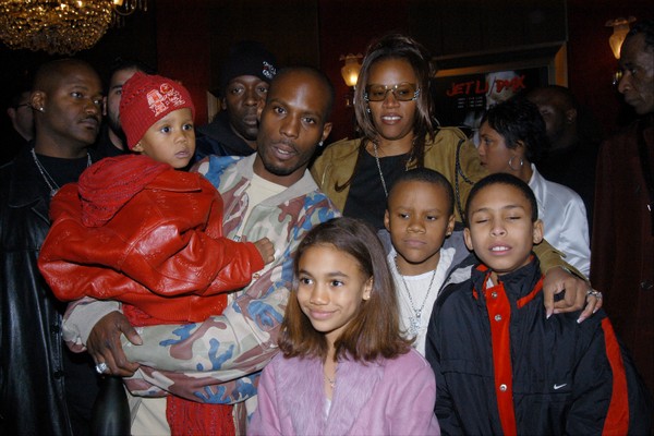O rapper DMX com a ex-esposa, Tashera Simmons, e os quatro filhos deles em 2003 (Foto: Getty Images)