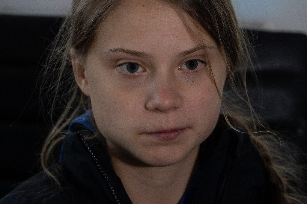 A preocupação do pai de Greta Thunberg com os ataques à filha: 'Ela está feliz, mas me preocupo com os haters' thumbnail