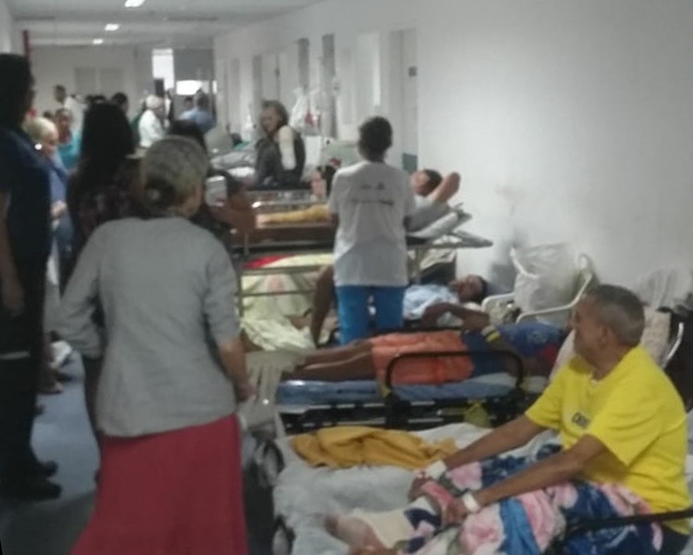 Acompanhantes e pacientes do Hospital GetÃºlio Vargas, no Recife, reclamam de calor e macas no chÃ£o â Foto: ReproduÃ§Ã£o/WhatsApp