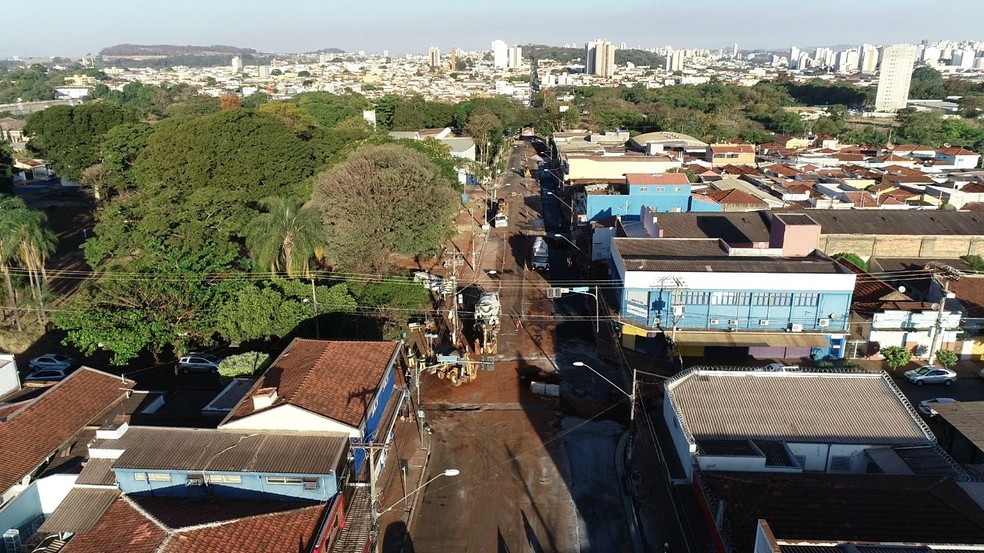 Trecho da Avenida Dom Pedro I para quem segue em direção à Avenida Capitão Salomão, com obras do plano de mobilidade em Ribeirão Preto — Foto: Alexandre Sá/EPTV