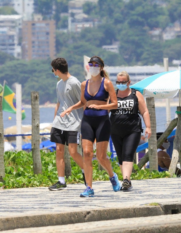 Patricia Poeta se exercita na orla carioca (Foto: JC Pereira/AgNews)