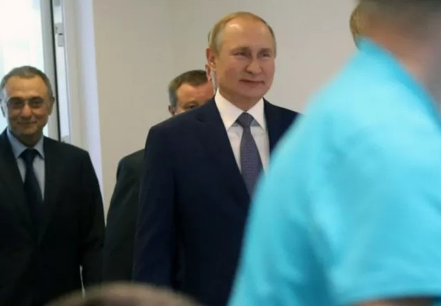 Suleiman Kerimov (esquerda) e Vladimir Putin em Sochi, Rússia, em 2019 (Foto: GETTY IMAGES (via BBC))