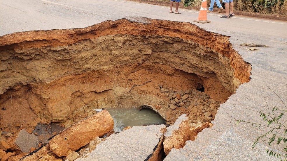 No buraco que se formou inicialmente era possível ver uma grande quantidade de água — Foto: Divulgação