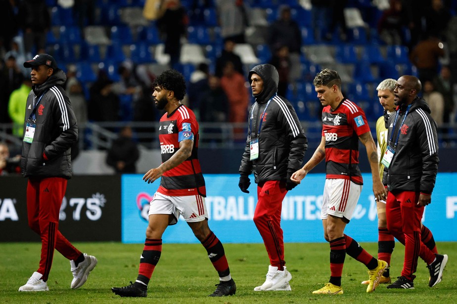 Jogadores do Flamengo deixam o gramado após derrota para o Al-Hilal, pela semifinal do Mundial de Clubes