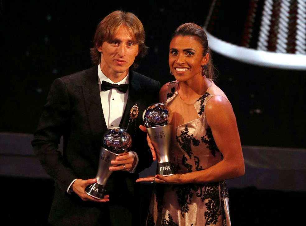 Modric e Marta receberam o prêmio Fifa The Best — Foto: Reuters/John Sibley