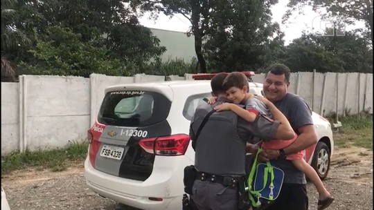 Menino que sonha em ser PM ganha 'carona' da escola para casa em viatura: 'Presente de aniversário'