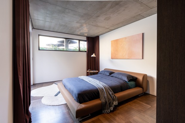 Design assinado cria décor cheio de vida em casa de madeira e concreto  (Foto:  Fragments Photography)