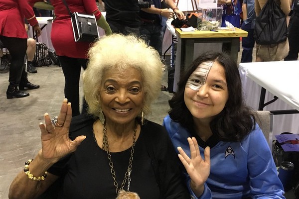 Nichelle Nichols com uma fã de Star Trek em uma convenção (Foto: Twitter)