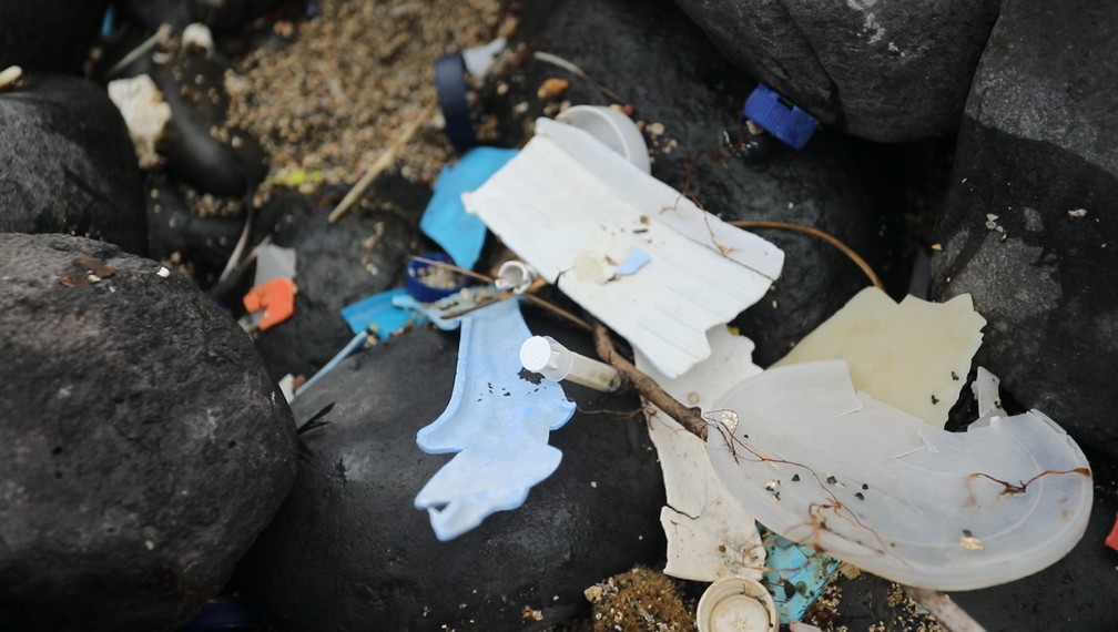 Diversos pedaços de plástico e até uma seringa são encontrados próximo à piscina natural do Atalaia em Fernando de Noronha — Foto: Fábio Tito/G1