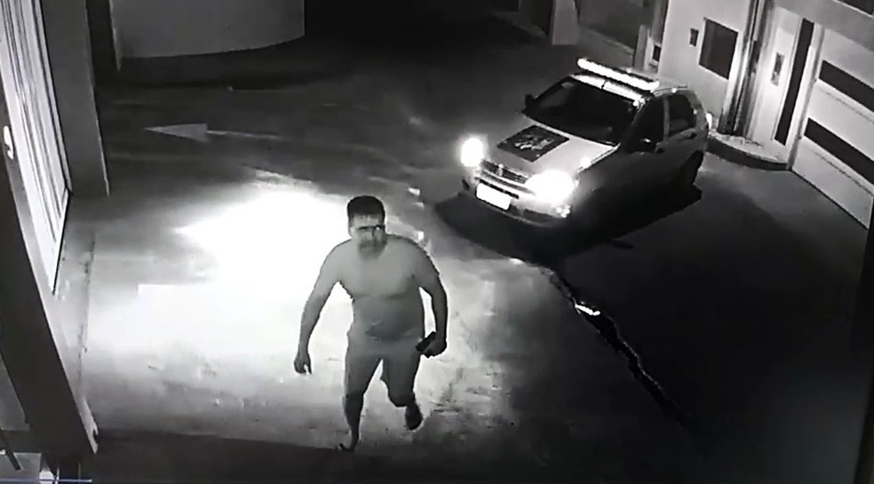 Câmera de segurança flagrando Moisés Souza; PM apura conduta de militares (Foto: Reprodução)