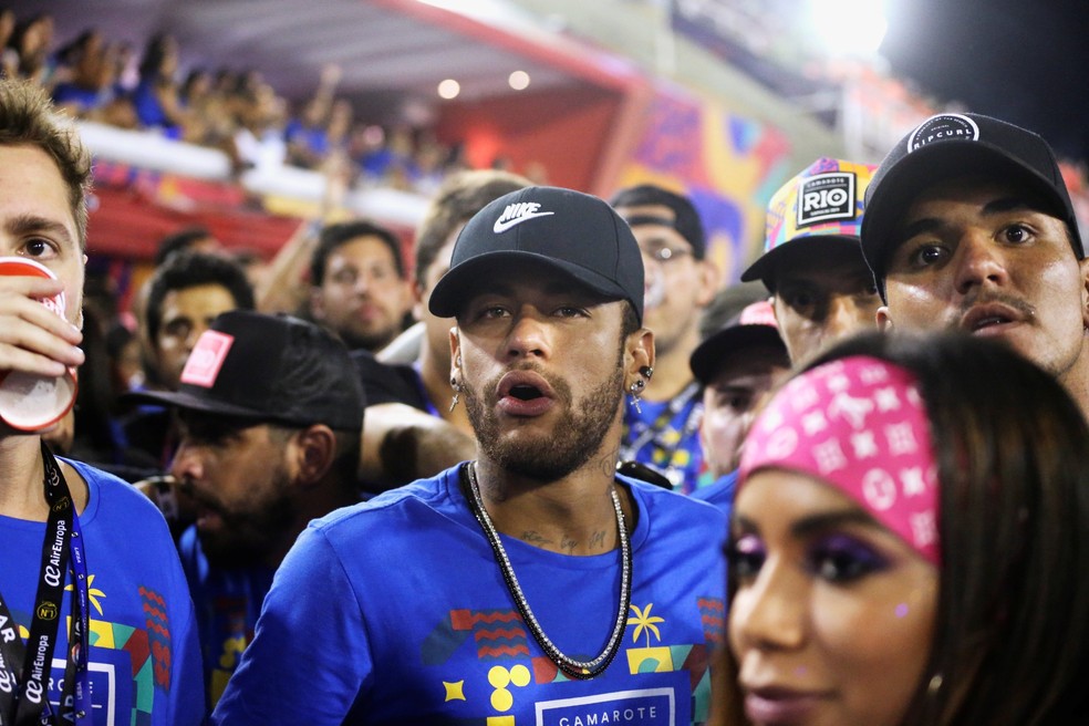 Neymar com Anitta e Gabriel Medina no Sambódromo do Rio de Janeiro durante o Carnaval — Foto: REUTERS/Sergio Moraes