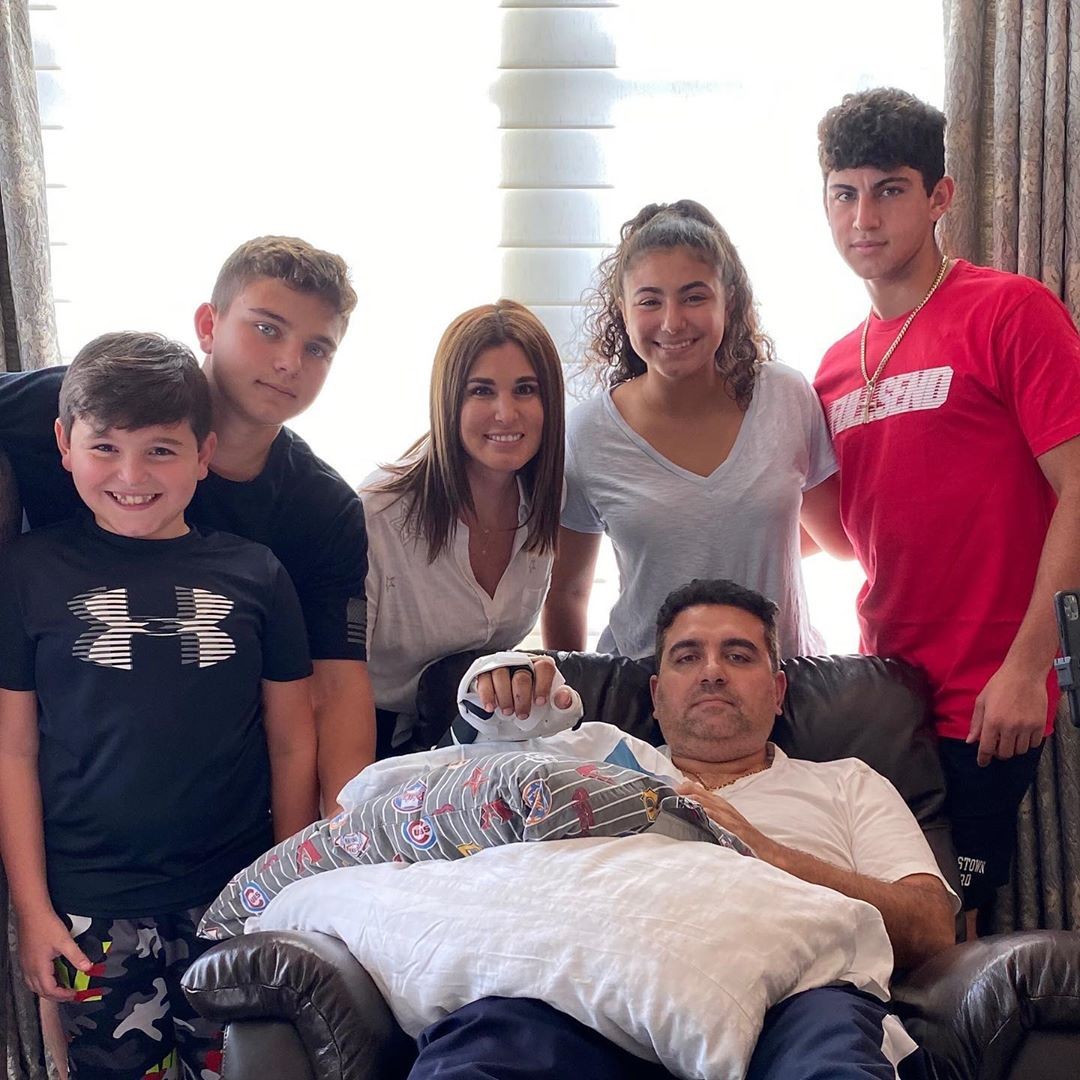 Buddy Valastro com sua esposa, Lisa Valastro, e seus quatro filhos (Foto: Reprodução / Instagram)