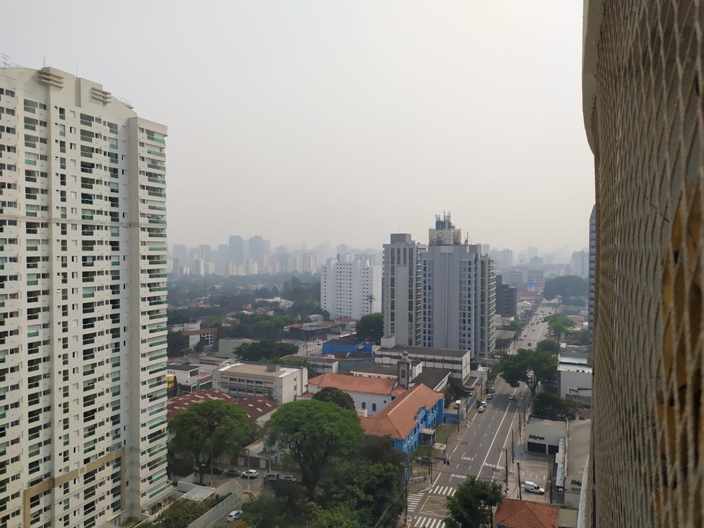 Céu encoberto em Santo Amaro, na Zona Sul de São Paulo, por causa da concentração dos poluentes — Foto: Ardilhes Moreira/G1