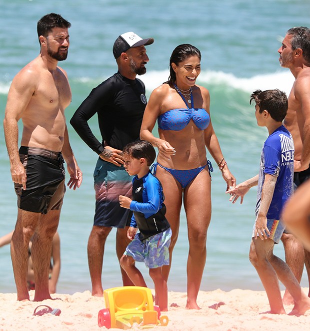 Juliana Paes e a família na praia (Foto: Dilson Silva/ AgNews)