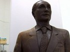 Putin é homenageado com estátua de chocolate em tamanho real na Rússia