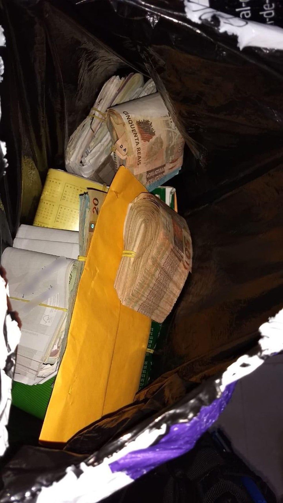 R$ 21 milhÃµes em cheques, R$ 400 mil em ouro e R$ 43 mil em dinheiro foram apreendidos. â Foto: MPE-MT/Assessoria