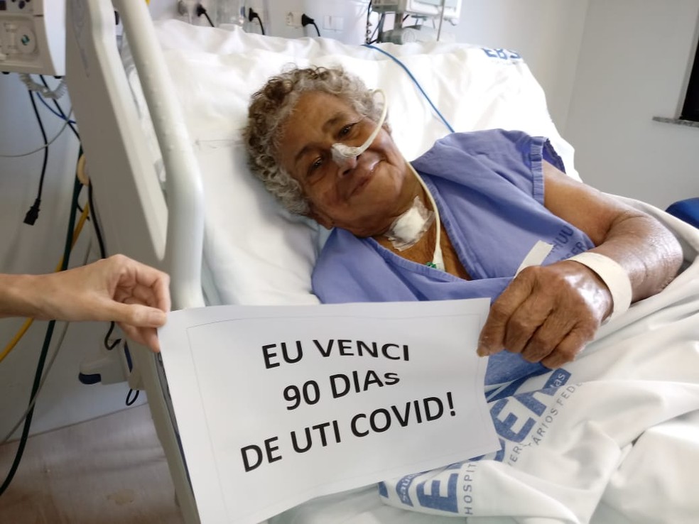 Luzia Angelita tem 73 anos e agradeceu os profissionais de saúde após receber alta da Covid-19 — Foto: Divulgação/HUUFMA